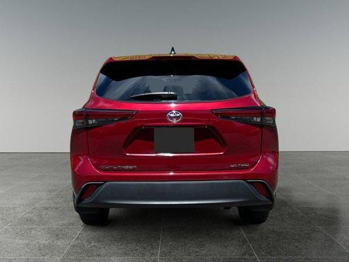 2022 Toyota Highlander LE