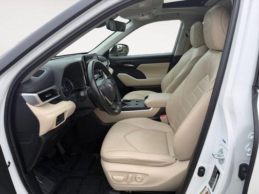 Pearl 2023 Toyota Highlander Hybrid XLE