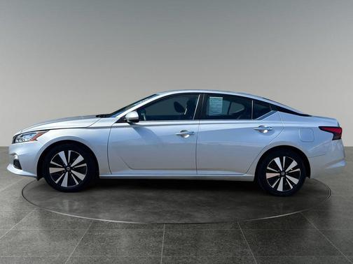Brilliant Silver Metallic 2022 Nissan Altima 2.5 SV