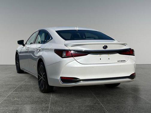 2022 Lexus ES 300h Base