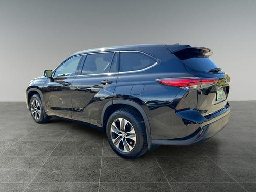 Midnight Black Metallic 2022 Toyota Highlander Hybrid XLE