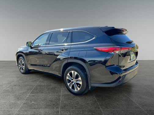 Midnight Black Metallic 2022 Toyota Highlander Hybrid XLE