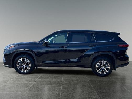 Midnight Black Metallic 2022 Toyota Highlander Hybrid XLE