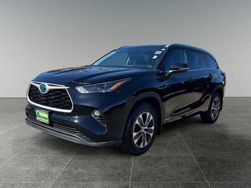 Midnight Black Metallic 2022 Toyota Highlander Hybrid XLE