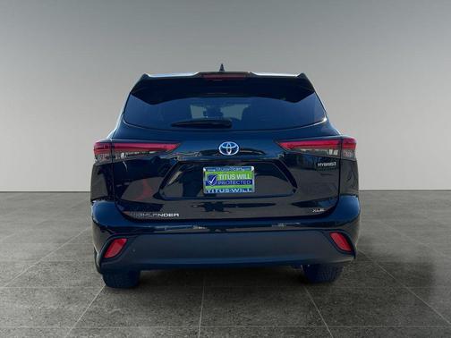 Midnight Black Metallic 2022 Toyota Highlander Hybrid XLE