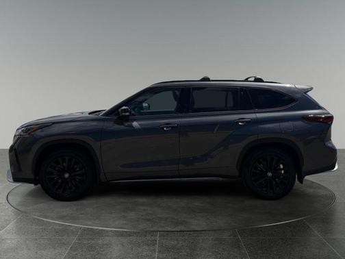 Magnetic Gray Metallic 2025 Toyota Highlander XSE