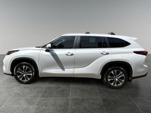 Wind Chill Pearl 2023 Toyota Highlander XLE