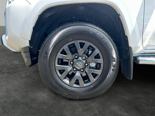 White 2022 Toyota Tacoma SR5