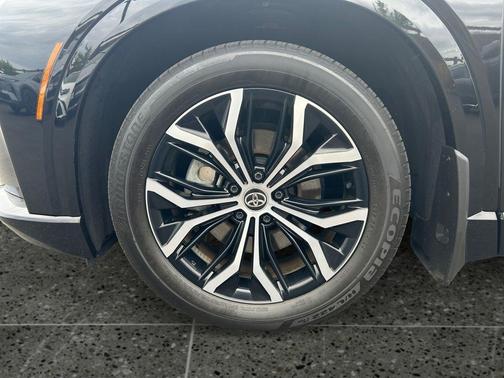 Black 2025 Toyota Crown Signia XLE