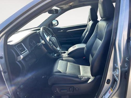 Celestial Silver Metallic 2019 Toyota Highlander XLE