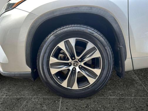 Celestial Silver Metallic 2022 Toyota Highlander XLE