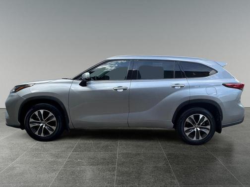 Celestial Silver Metallic 2022 Toyota Highlander XLE