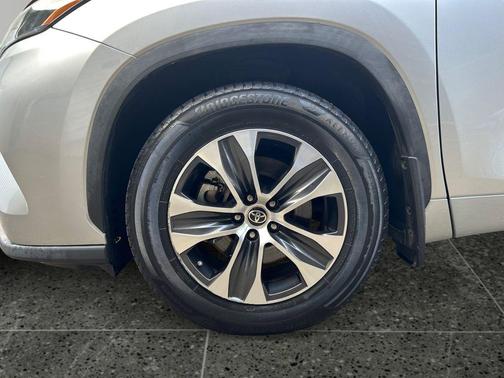 Celestial Silver Metallic 2022 Toyota Highlander XLE