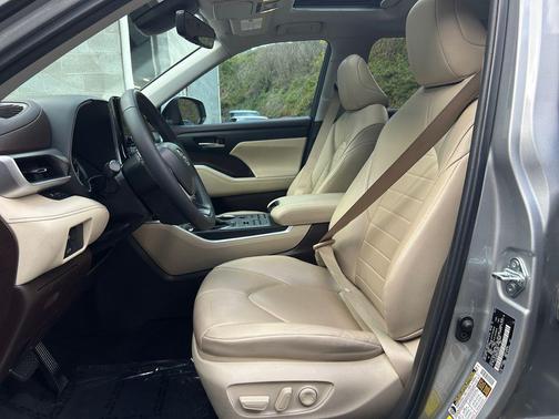 Celestial Silver Metallic 2022 Toyota Highlander XLE