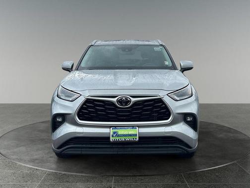 Celestial Silver Metallic 2022 Toyota Highlander XLE