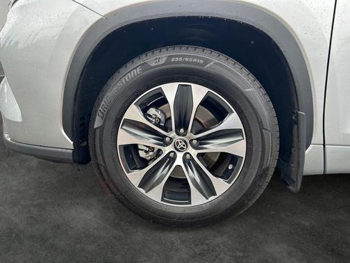 Celestial Silver Metallic 2022 Toyota Highlander XLE
