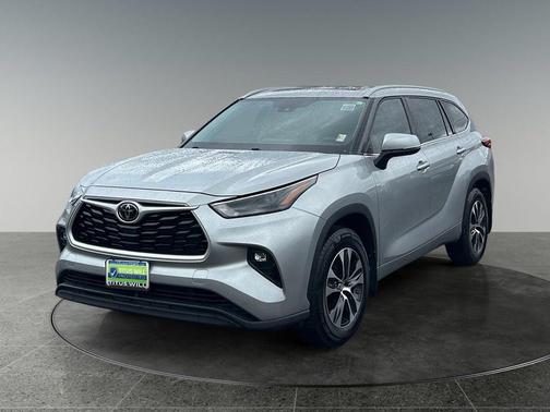 Celestial Silver Metallic 2022 Toyota Highlander XLE