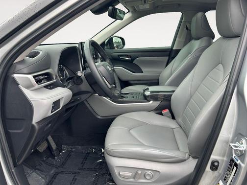 Celestial Silver Metallic 2022 Toyota Highlander XLE