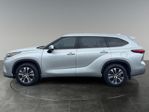 Celestial Silver Metallic 2022 Toyota Highlander XLE