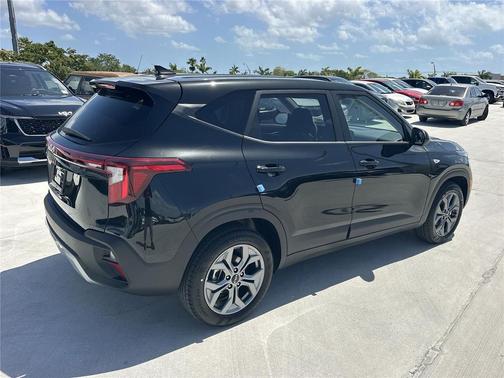 Fusion Black 2026 Kia Seltos LX