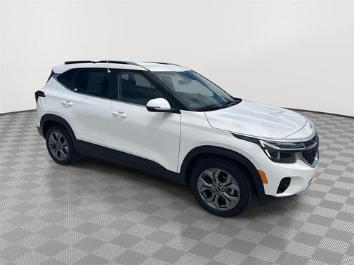 Snow White Pearl 2024 Kia Seltos S