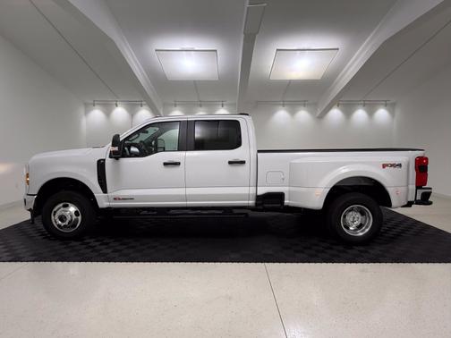 Oxford White 2027 Ford F-350 XL
