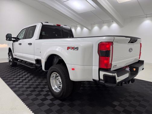 Oxford White 2027 Ford F-350 XL