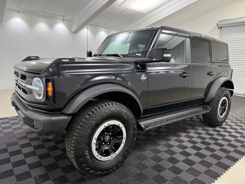 Shadow Black 2025 Ford Bronco Outer Banks