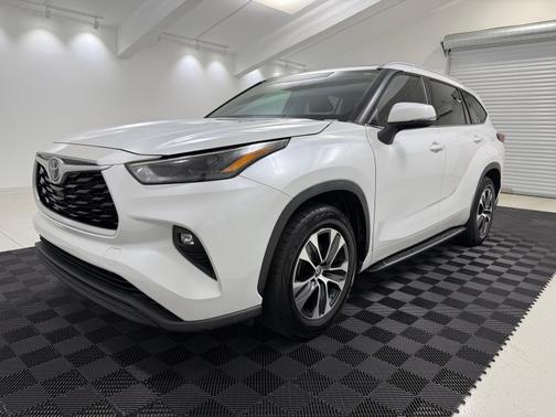 Pearl 2022 Toyota Highlander XLE