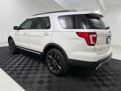 White Platinum Clearcoat Metallic 2017 Ford Explorer XLT