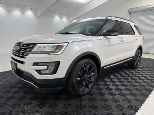 White Platinum Clearcoat Metallic 2017 Ford Explorer XLT