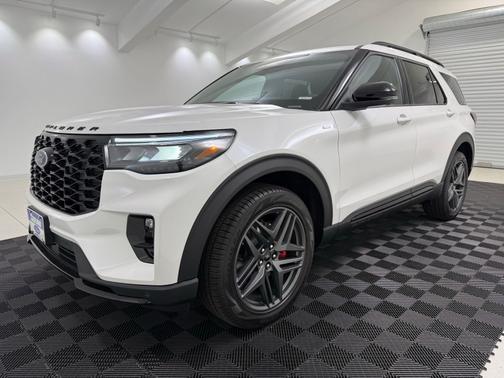 Star White Metallic Tri-Coat 2026 Ford Explorer ST-Line