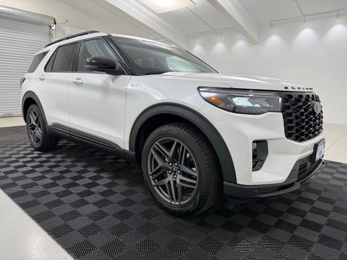 Star White Metallic Tri-Coat 2026 Ford Explorer ST-Line