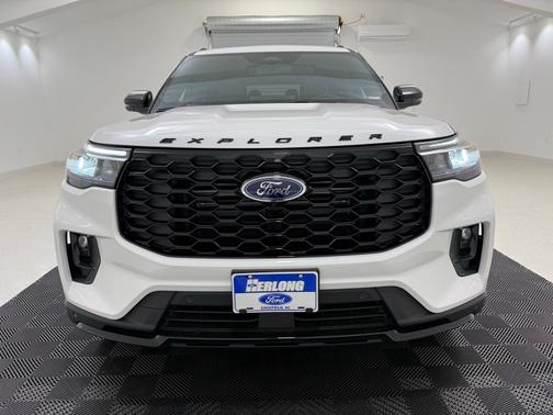 Star White Metallic Tri-Coat 2026 Ford Explorer ST-Line
