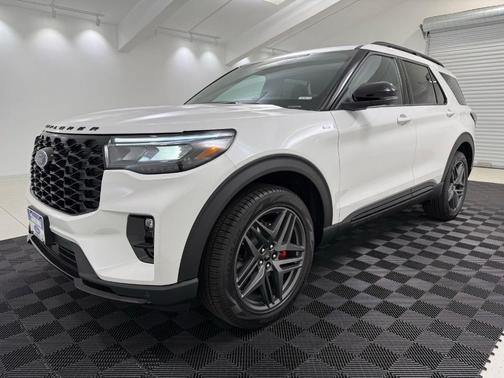 Star White 2026 Ford Explorer ST-Line