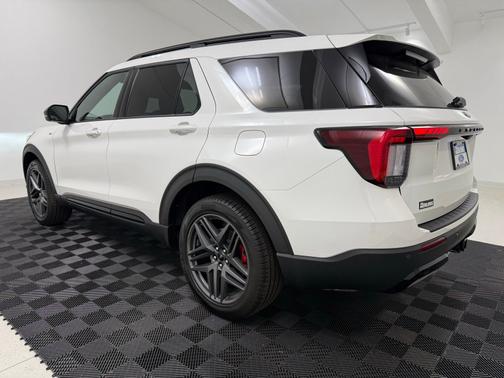 Star White Metallic Tri-Coat 2026 Ford Explorer ST-Line