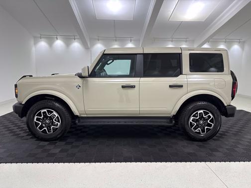 Desert Sand 2026 Ford Bronco Base