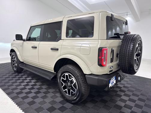Desert Sand 2026 Ford Bronco Base