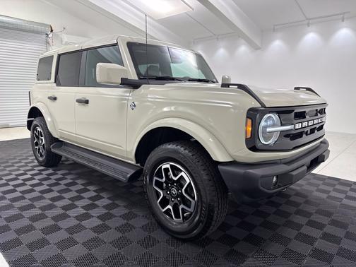 Desert Sand 2026 Ford Bronco Base