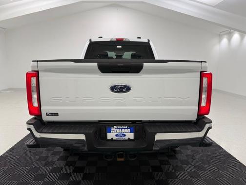 Oxford White 2025 Ford F-250 XLT
