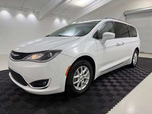 Bright White Clearcoat 2020 Chrysler Pacifica Touring L
