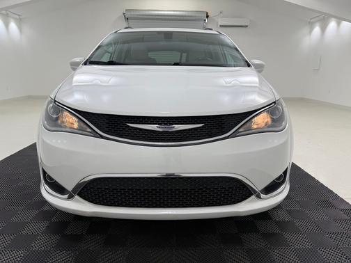 Bright White Clearcoat 2020 Chrysler Pacifica Touring L