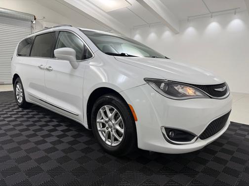 Bright White Clearcoat 2020 Chrysler Pacifica Touring L