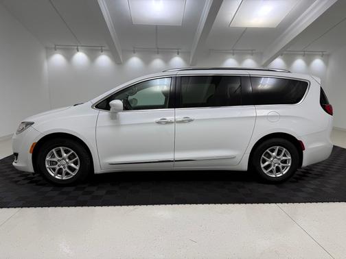 Bright White Clearcoat 2020 Chrysler Pacifica Touring L