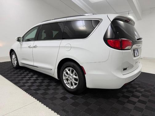 Bright White Clearcoat 2020 Chrysler Pacifica Touring-L