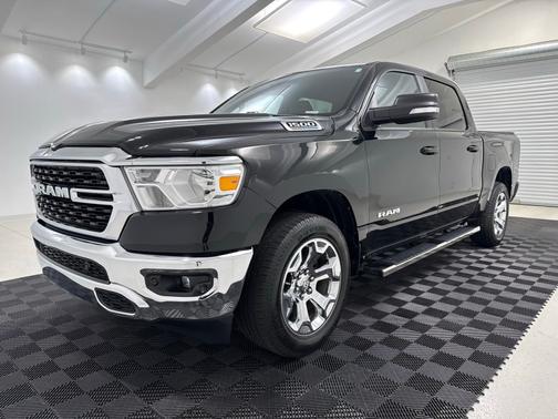Diamond Black Crystal Pearlcoat 2022 RAM 1500 Big Horn/Lone Star