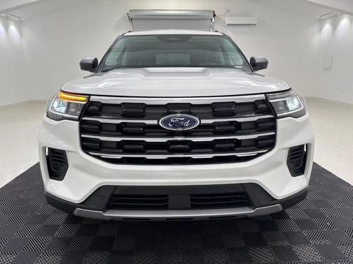 Star White Metallic Tri-Coat 2026 Ford Explorer Active