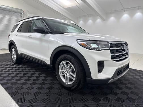 Star White Metallic Tri-Coat 2026 Ford Explorer Active
