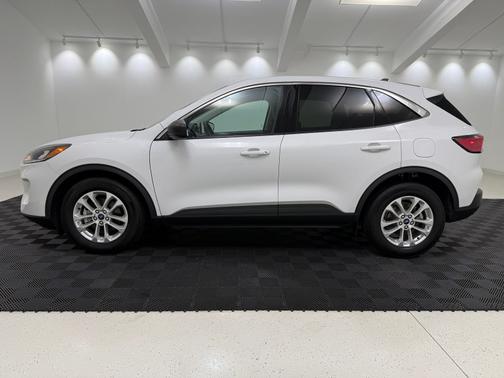 Oxford White 2022 Ford Escape SE