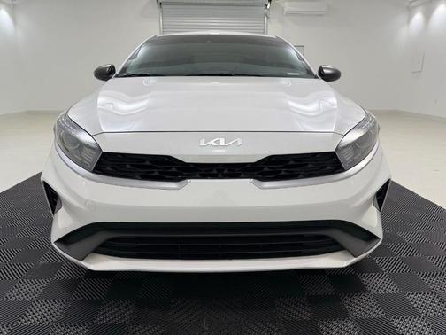 Snow White Pearl 2024 Kia Forte LXS